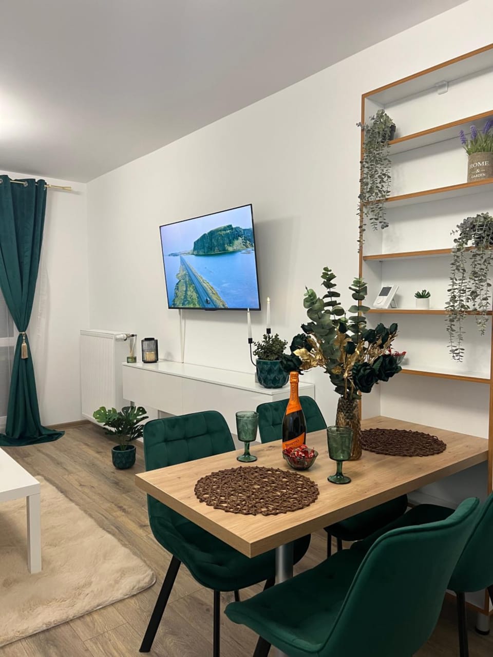 TV and multimedia, Living room, Seating area, Dining area