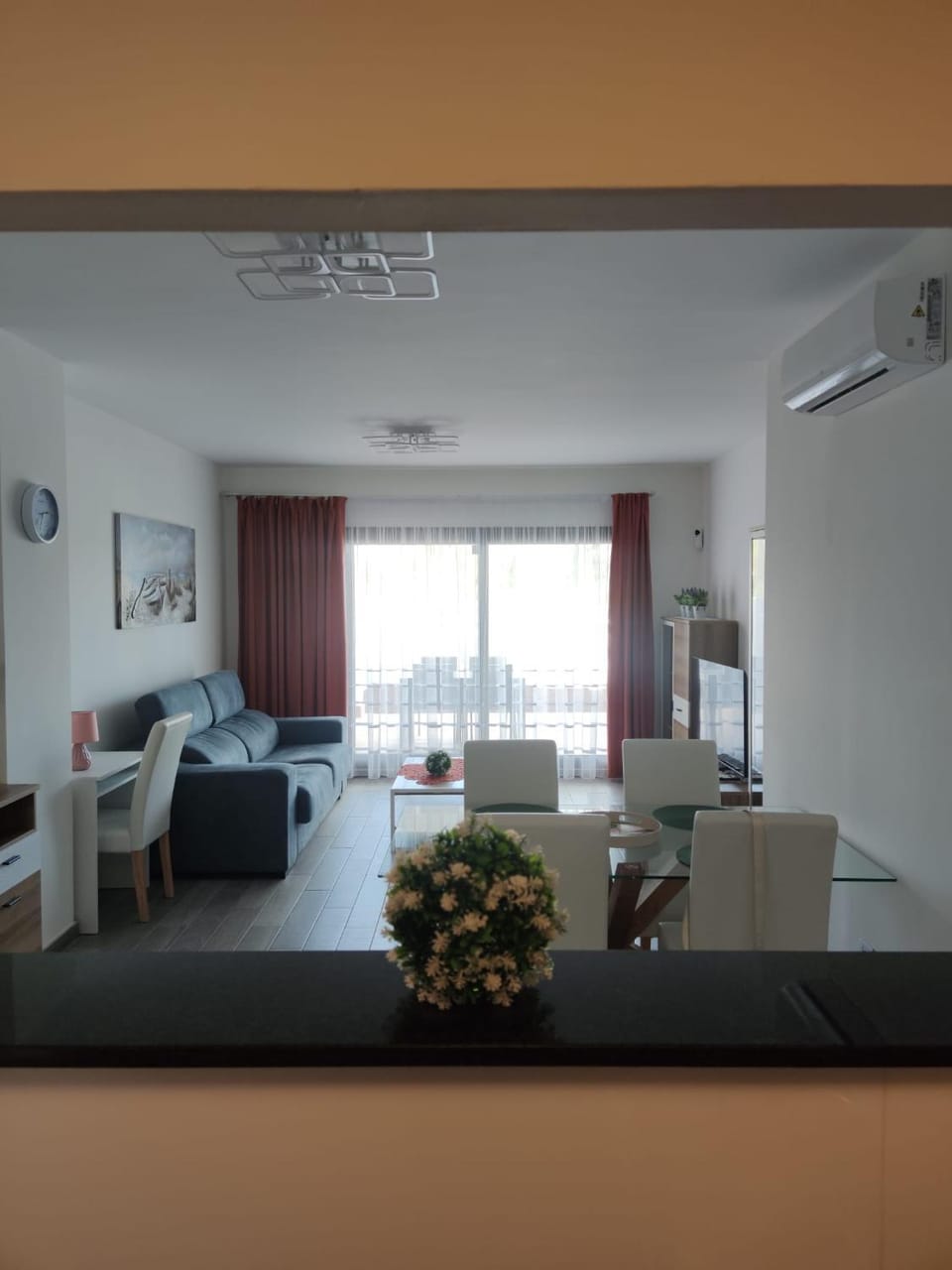 TV and multimedia, Living room, Photo of the whole room, Decorative detail, Seating area, air conditioner