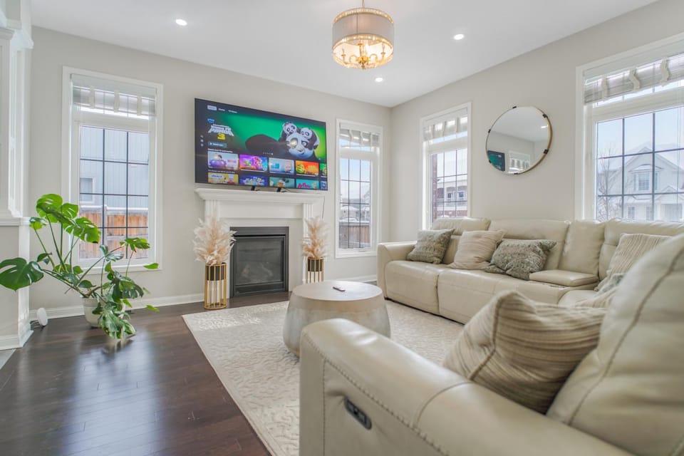 TV and multimedia, Living room, Seating area, Evening entertainment