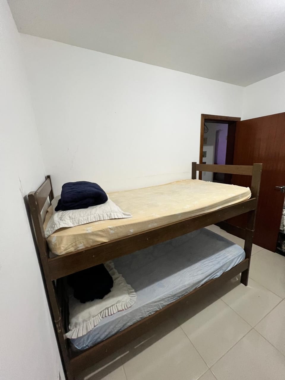 Bed, Photo of the whole room, bunk bed