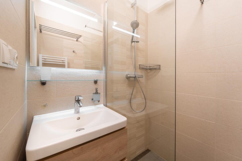 Shower, Bathroom, towels