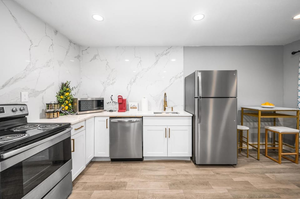 Fully Equipped 1BR with King Bed, Pool & Free Parking Apartment in Harris County