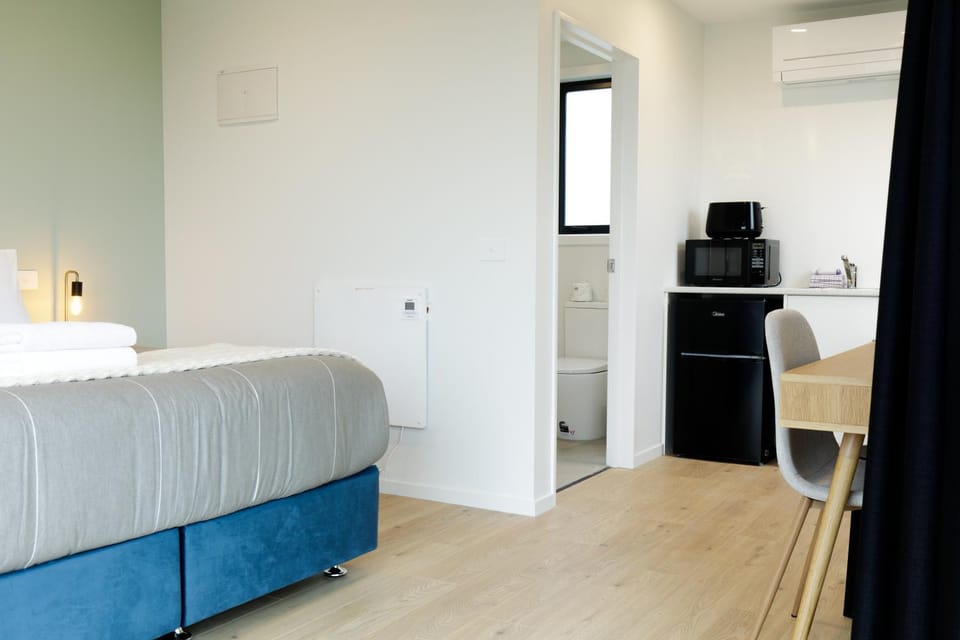 Bed, Kitchen or kitchenette, Bedroom
