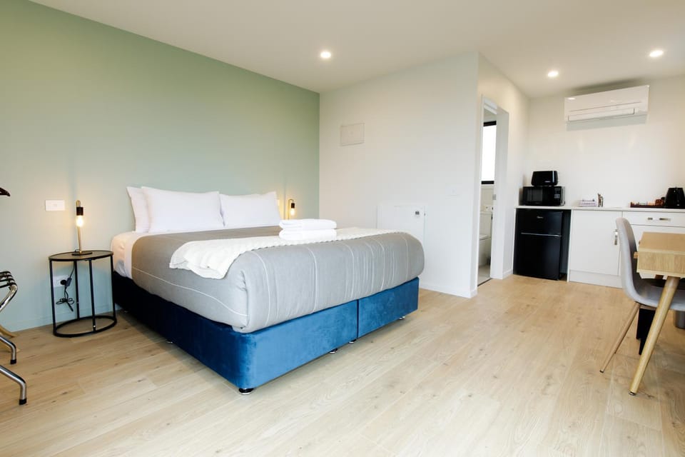 Bed, Kitchen or kitchenette, Photo of the whole room, Bedroom