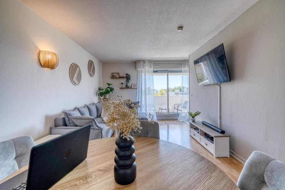 Communal lounge/ TV room, TV and multimedia, Living room, Seating area, Evening entertainment