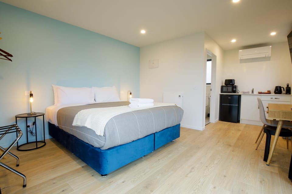 Bed, Kitchen or kitchenette, Living room, Photo of the whole room, Seating area, Bedroom