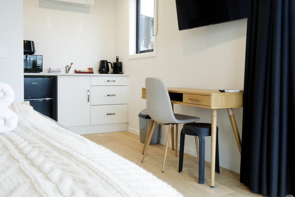 Bed, TV and multimedia, Kitchen or kitchenette, Bedroom