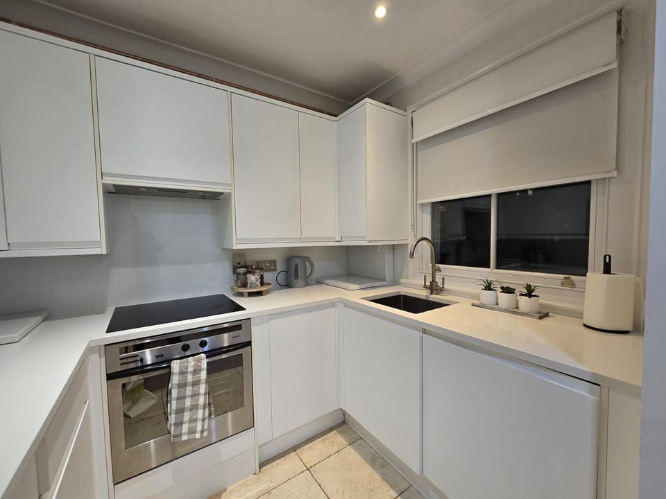 Coffee/tea facilities, Kitchen or kitchenette, dishwasher, stove