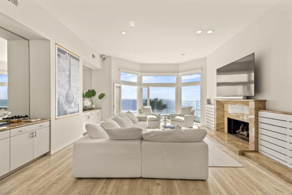 Ocean Front - 4 Bedroom Manhattan Beach Penthouse Apartment in Manhattan Beach