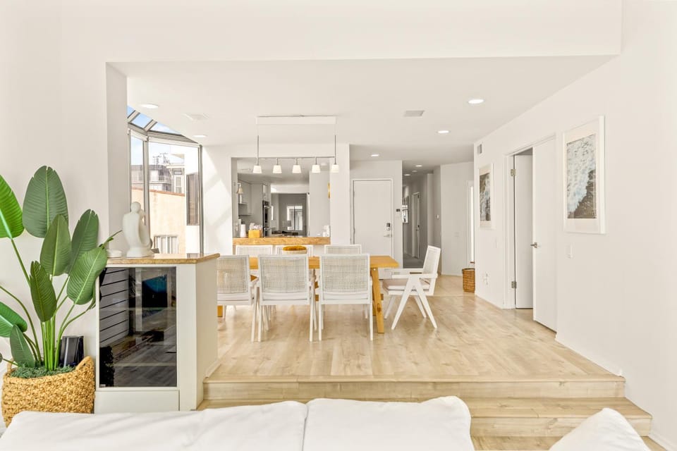 Ocean Front - 4 Bedroom Manhattan Beach Penthouse Apartment in Manhattan Beach