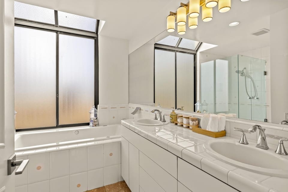 Ocean Front - 4 Bedroom Manhattan Beach Penthouse Apartment in Manhattan Beach