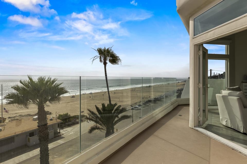 Ocean Front - 4 Bedroom Manhattan Beach Penthouse Apartment in Manhattan Beach