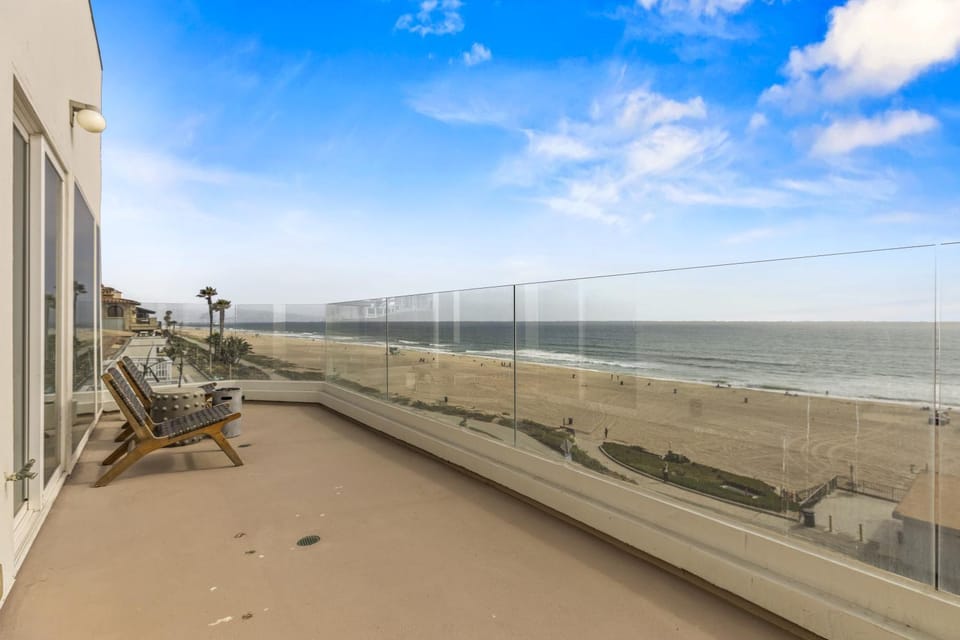 Ocean Front - 4 Bedroom Manhattan Beach Penthouse Apartment in Manhattan Beach