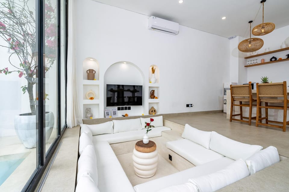 Communal lounge/ TV room, TV and multimedia, Kitchen or kitchenette, Living room, Seating area, air conditioner