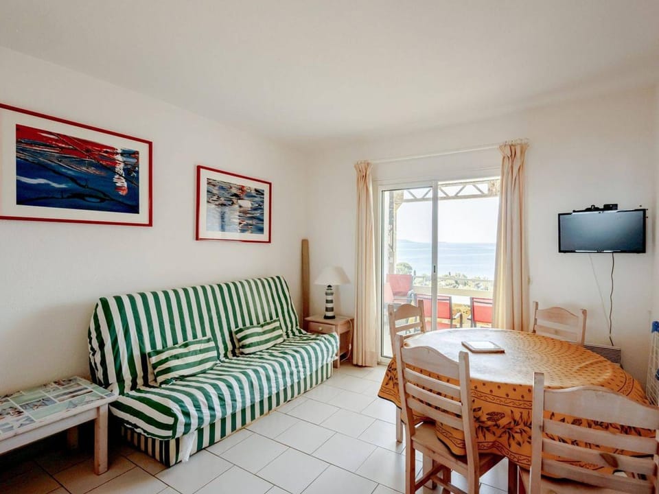Appartement confortable à Aiguebelle avec terrasse et parking privé - FR-1-816-13 Apartment in Le Lavandou