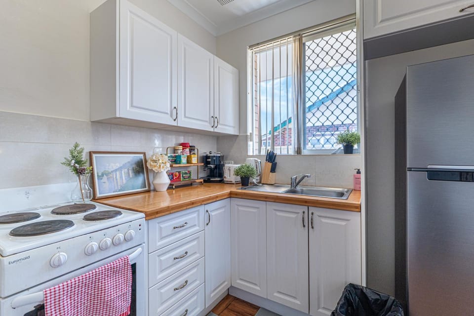 Kitchen or kitchenette, minibar