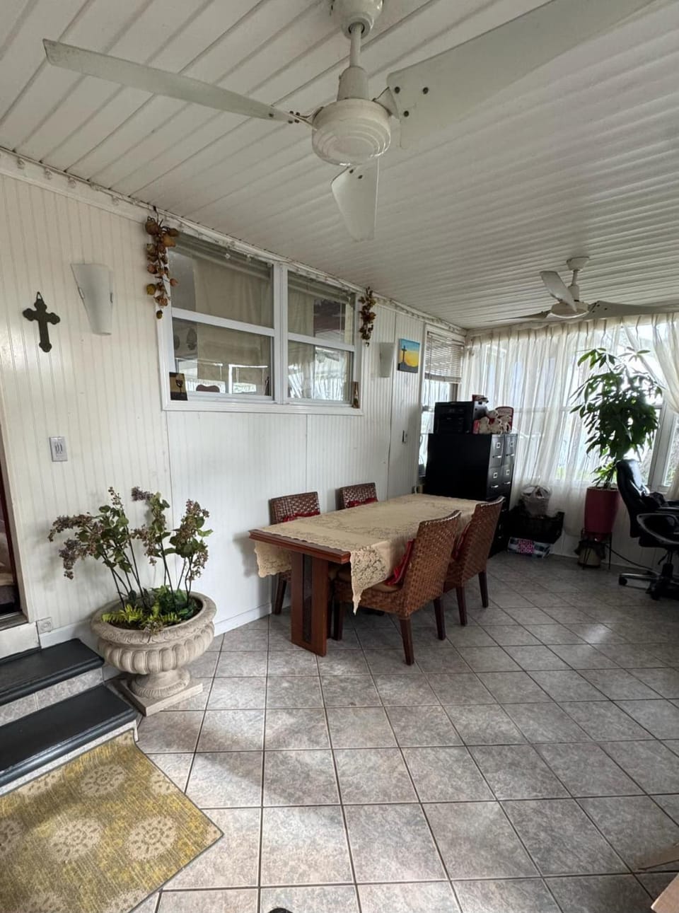 On-site shops, Dining area