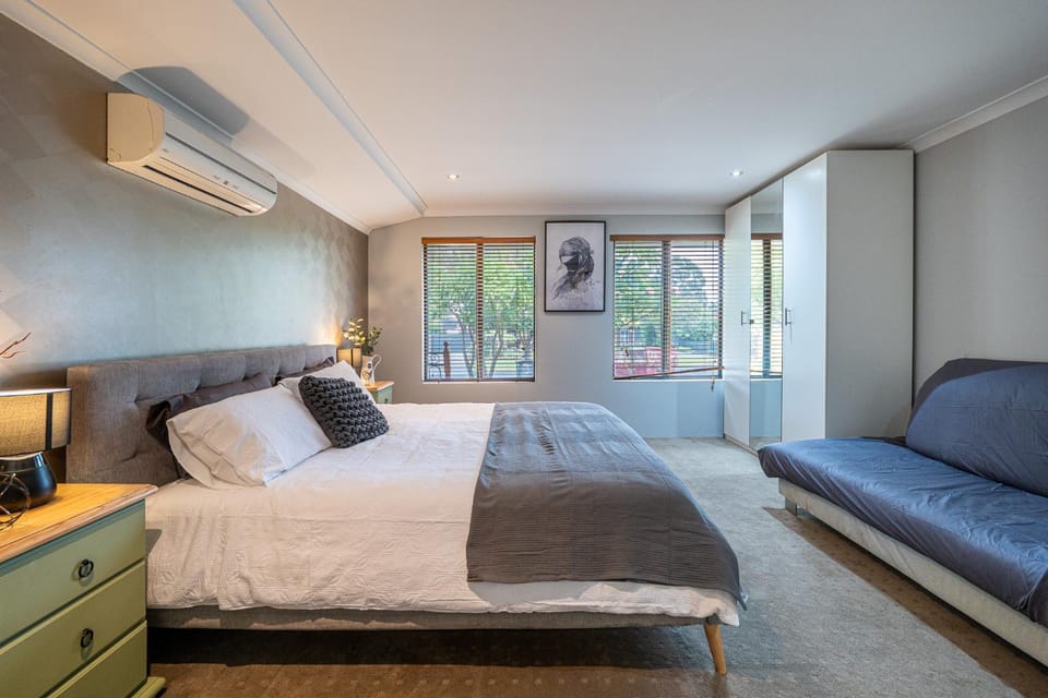 Airport 5BR Haven - Full Kitchen & Tranquil House in Perth
