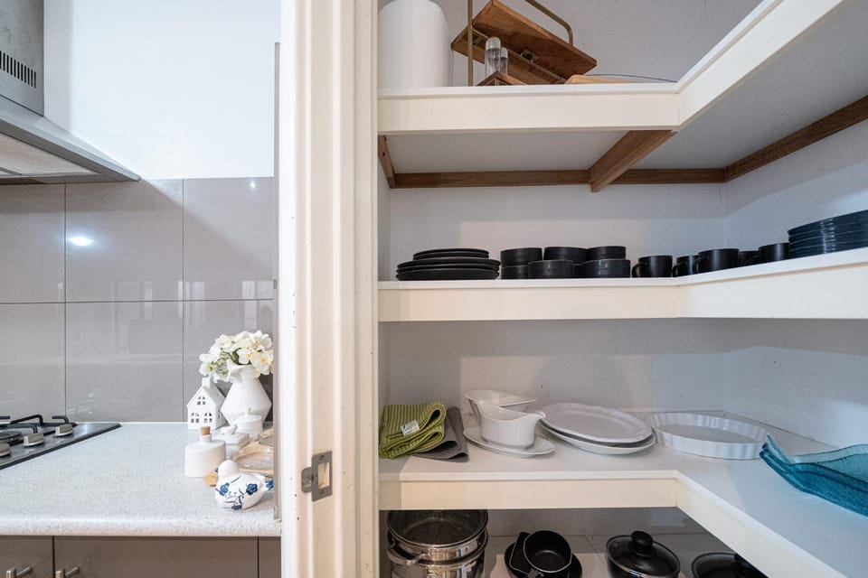 Airport 5BR Haven - Full Kitchen & Tranquil House in Perth