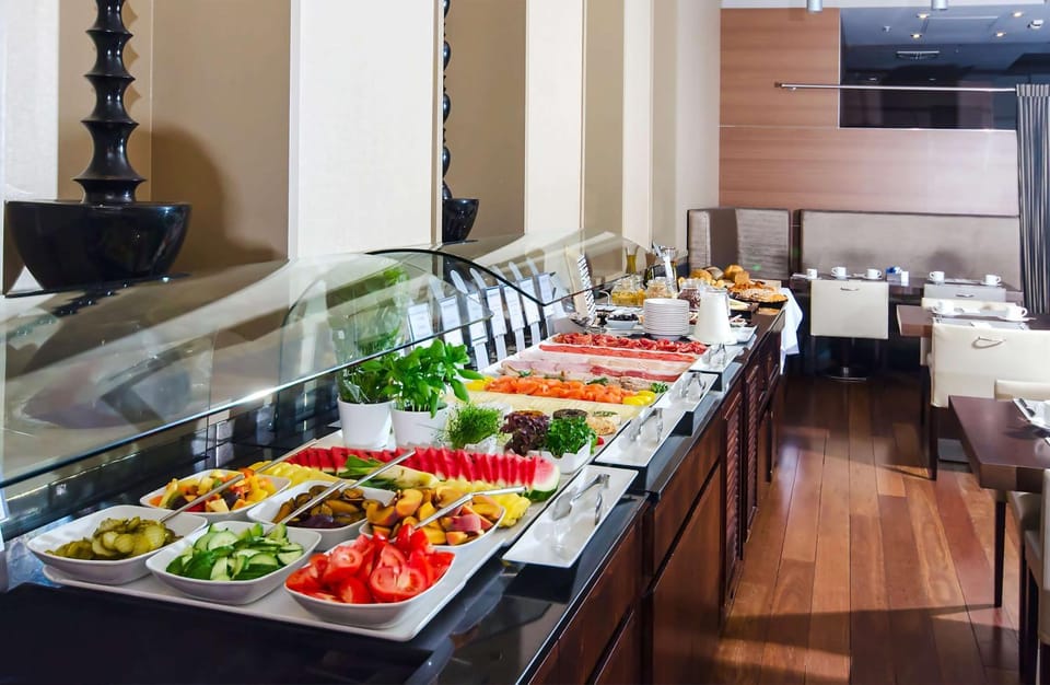 Restaurant/places to eat, Dining area, On site, Breakfast