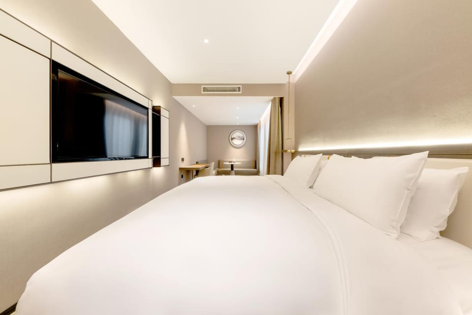 Photo of the whole room, Bedroom