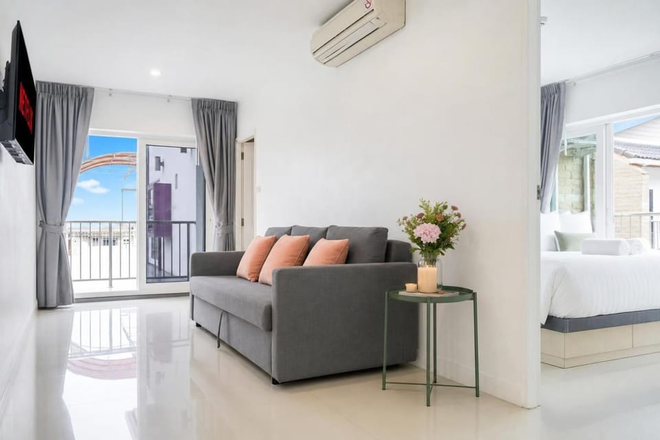 Communal lounge/ TV room, Bed, Day, TV and multimedia, View (from property/room), Seating area, Bedroom