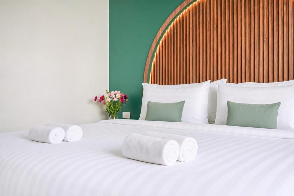 Bed, Bedroom, towels