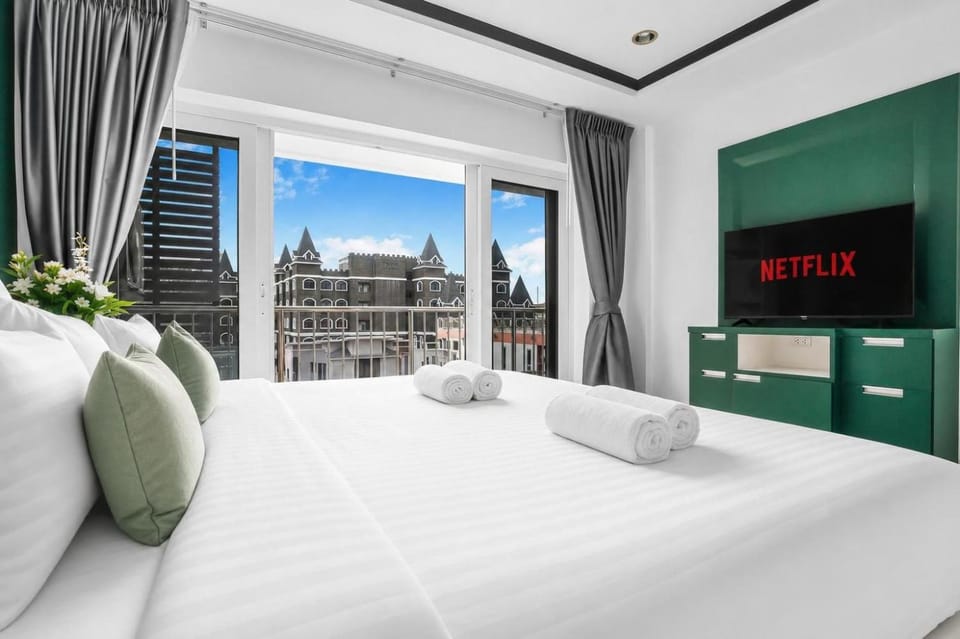 Bed, TV and multimedia, View (from property/room), Balcony/Terrace, Photo of the whole room, Bedroom
