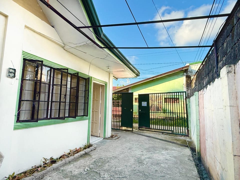 AisG Homestay Tres -Fully Furnished Shared Homestay FREE NETFLIX-3mins to Airport Vacation rental in Puerto Princesa