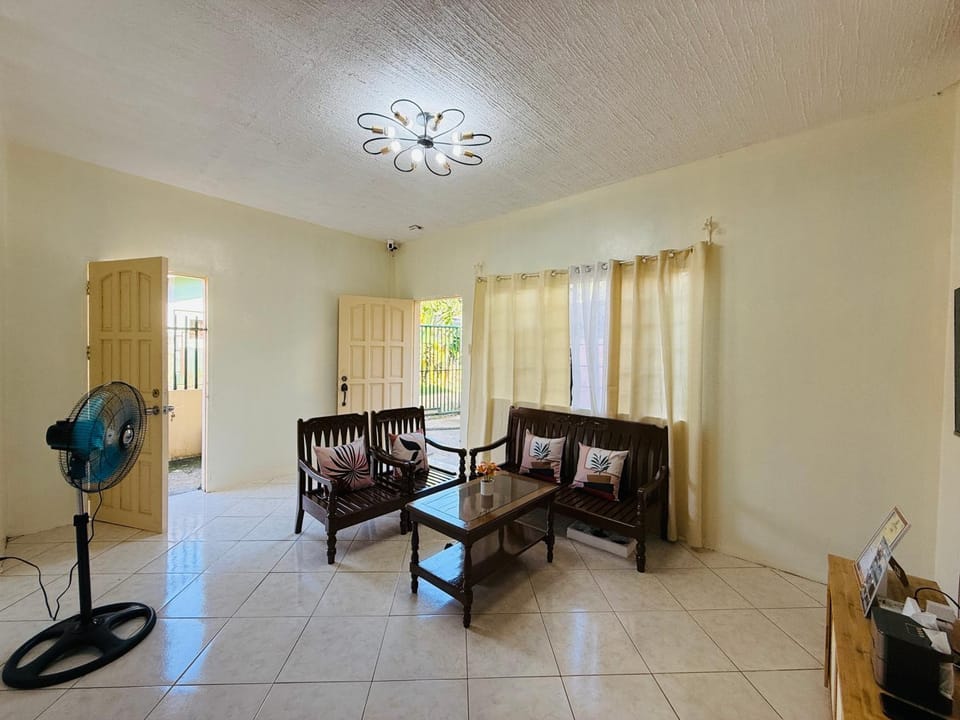 AisG Homestay Tres -Fully Furnished Shared Homestay FREE NETFLIX-3mins to Airport Vacation rental in Puerto Princesa