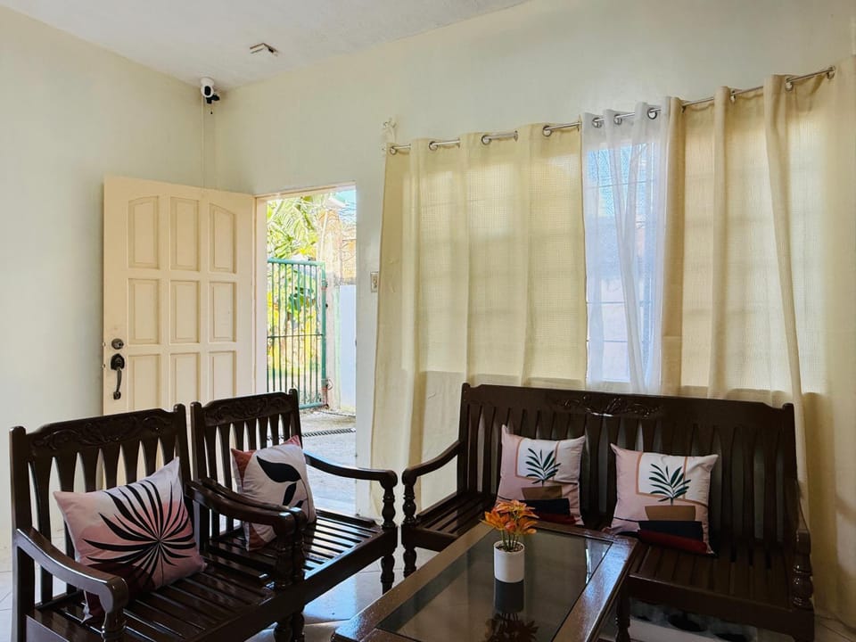 AisG Homestay Tres -Fully Furnished Shared Homestay FREE NETFLIX-3mins to Airport Vacation rental in Puerto Princesa