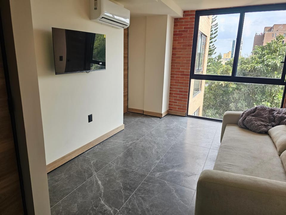 Communal lounge/ TV room, TV and multimedia, Living room, Seating area, air conditioner