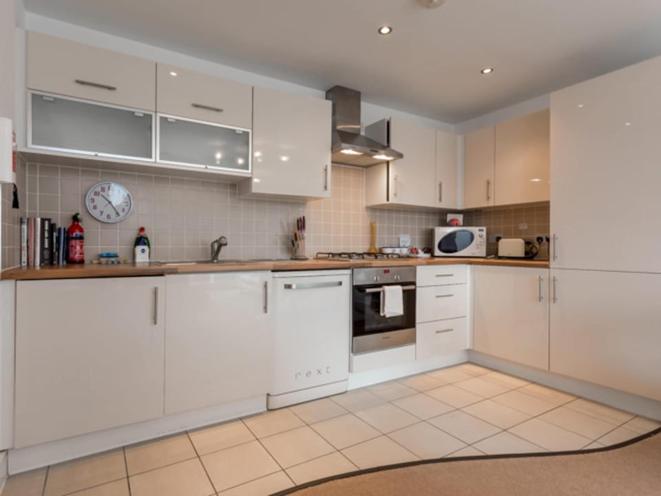Coffee/tea facilities, Kitchen or kitchenette, dishwasher, stove, toaster