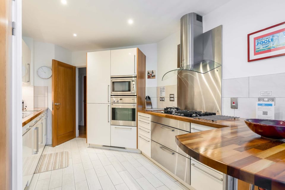 Riva - sea views- 180-Degree Panoramic Views from Balcony Apartment in Poole