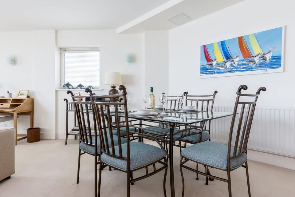 Riva - sea views- 180-Degree Panoramic Views from Balcony Apartment in Poole