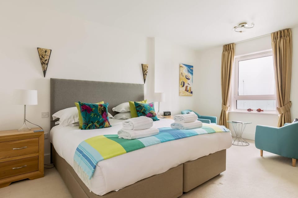 Riva - sea views- 180-Degree Panoramic Views from Balcony Apartment in Poole
