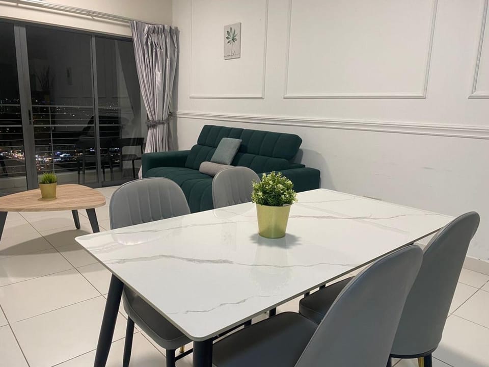 Setiawalk Premier Suite Puchong - 7pax 2R2B Apartment in Subang Jaya