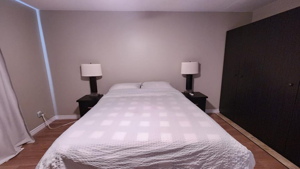 Family Friendly 3 Bedroom Unit - Close to Downtown Kingston! Apartment in Kingston