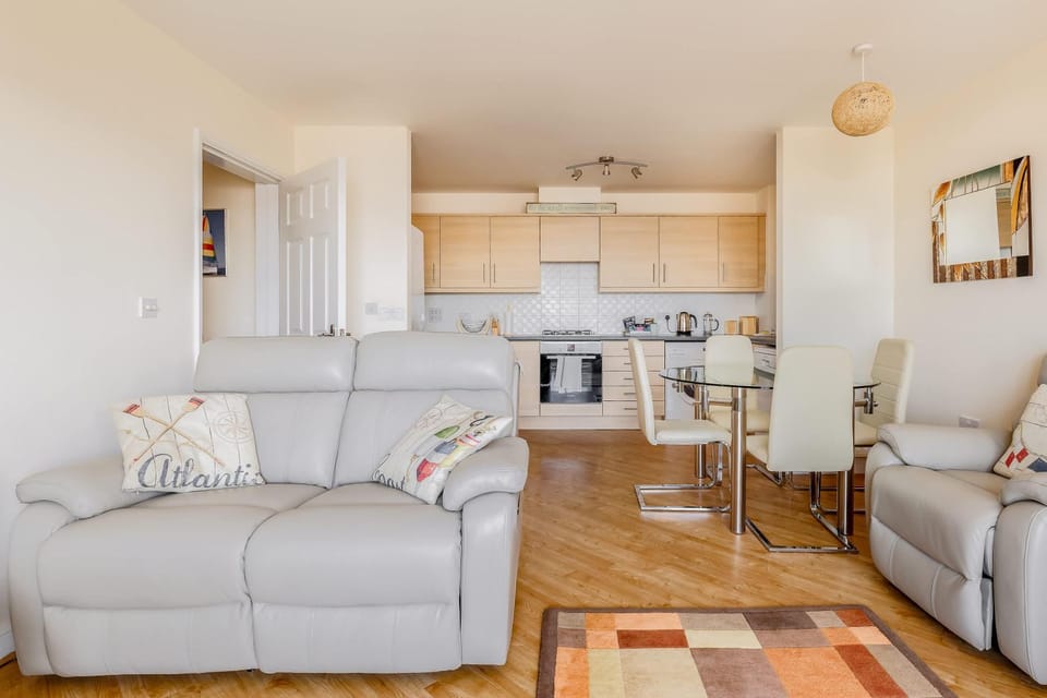 Kitchen or kitchenette, Living room, Seating area, Dining area, stove