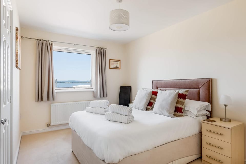 Bed, Bedroom, Sea view, towels, wardrobe