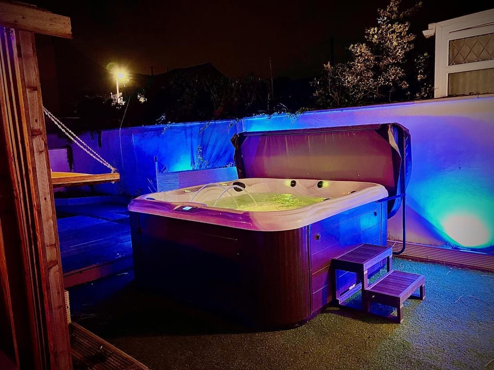 Sleeps10-Parking-Garden-HotTub-PetFriendly House in Blackpool