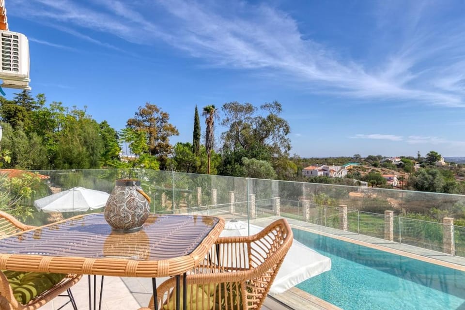 Natural landscape, View (from property/room), Balcony/Terrace, Pool view, Swimming pool, sunbed