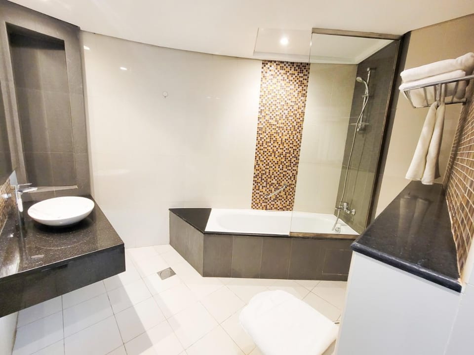 Blue Ocean Holiday Homes - Damac Upper Crest Apartment in Dubai