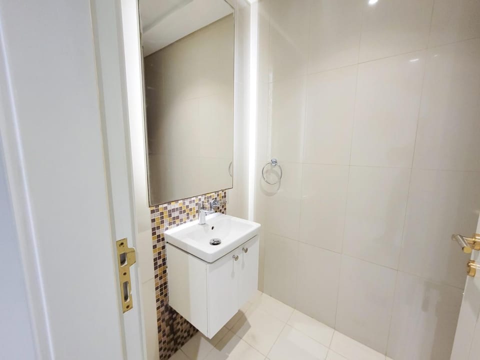 Blue Ocean Holiday Homes - Damac Upper Crest Apartment in Dubai