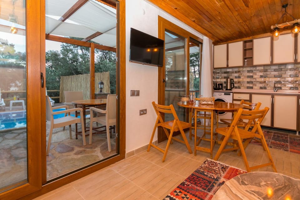 Communal lounge/ TV room, TV and multimedia, Balcony/Terrace, Kitchen or kitchenette, Dining area, Evening entertainment, Pool view, Swimming pool