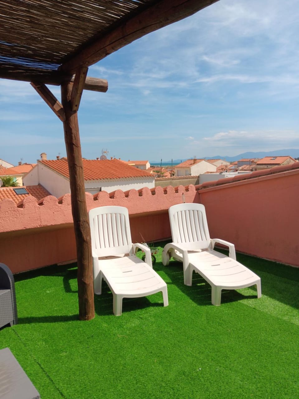 Village de noël - Spa gonflable avec terrasse cosy, clim et 3mn de la plage et des commerces, animaux admis,wifi Apartment in Le Barcarès