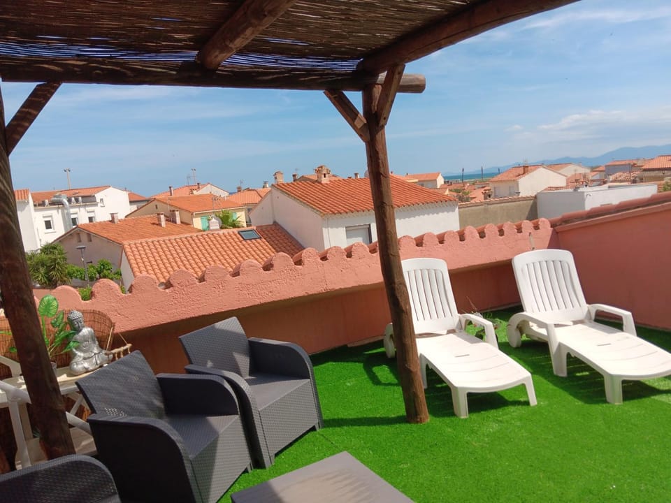 Village de noël - Spa gonflable avec terrasse cosy, clim et 3mn de la plage et des commerces, animaux admis,wifi Apartment in Le Barcarès