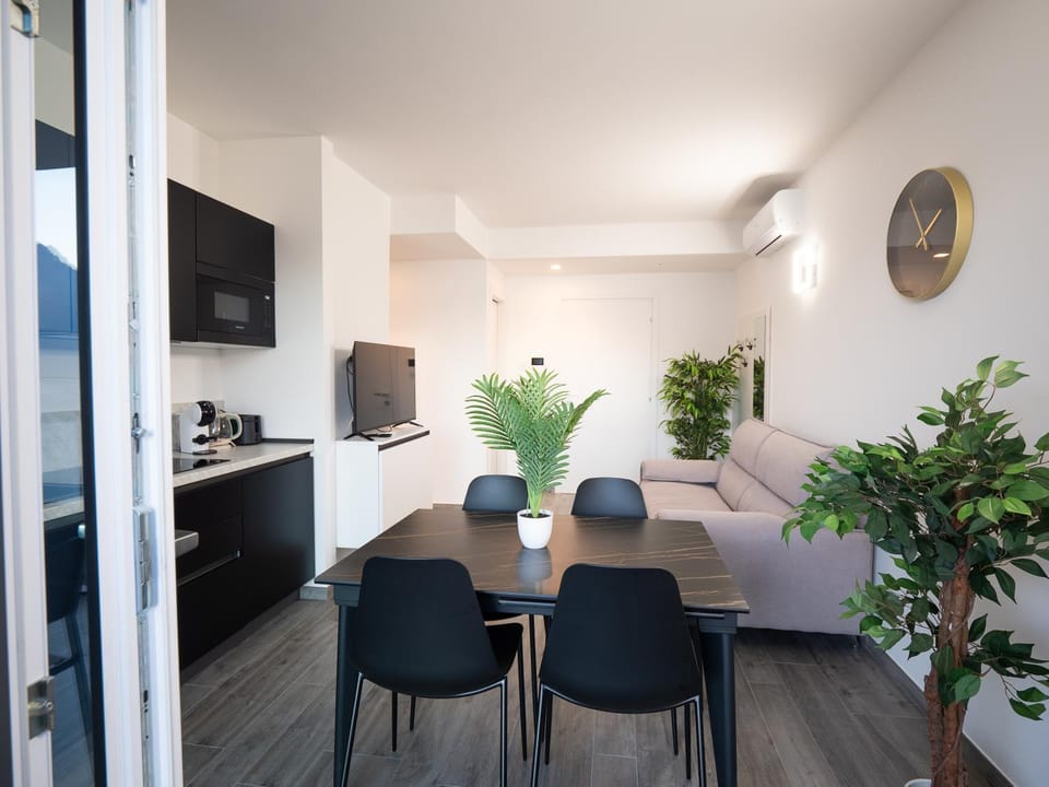 TV and multimedia, Kitchen or kitchenette, Living room, Seating area, Dining area, minibar, oven