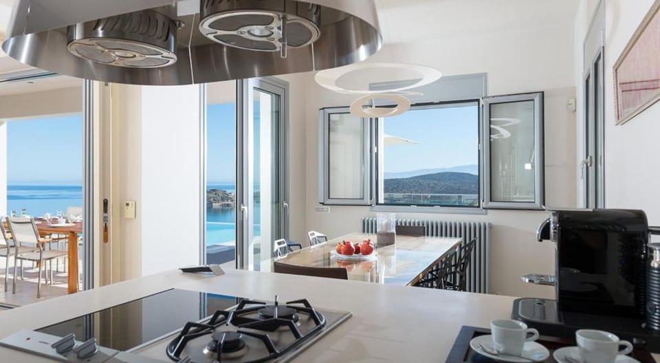 Kitchen or kitchenette, Landmark view, Pool view, Sea view