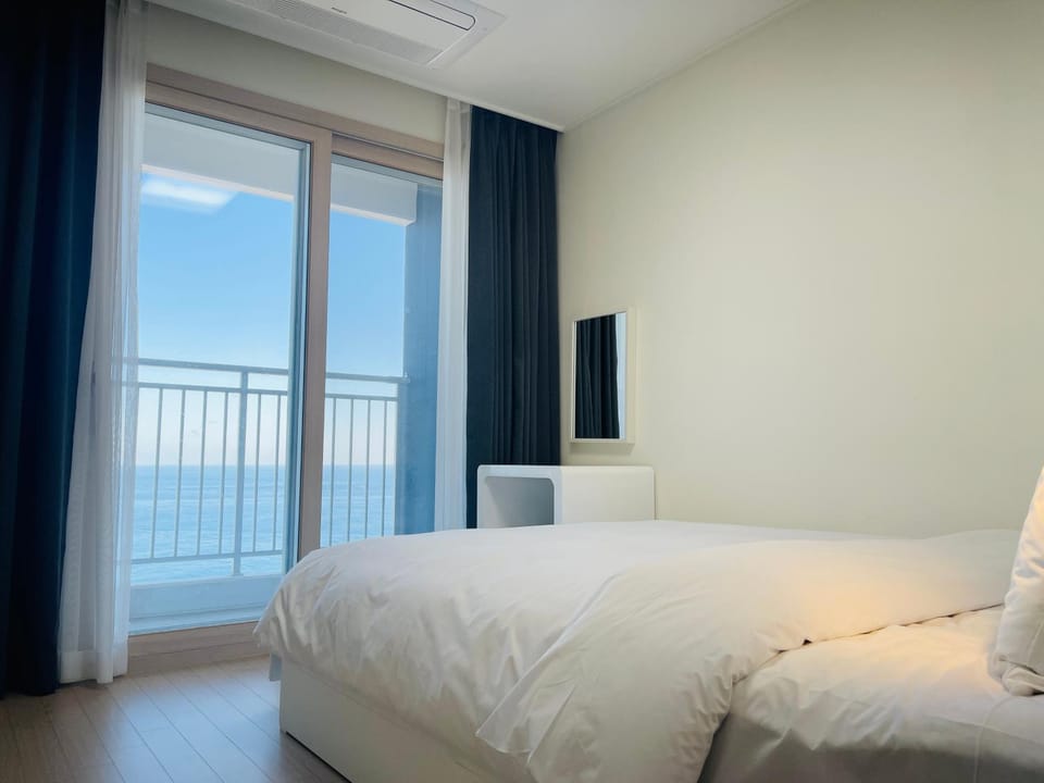 Bed, Bedroom, Sea view